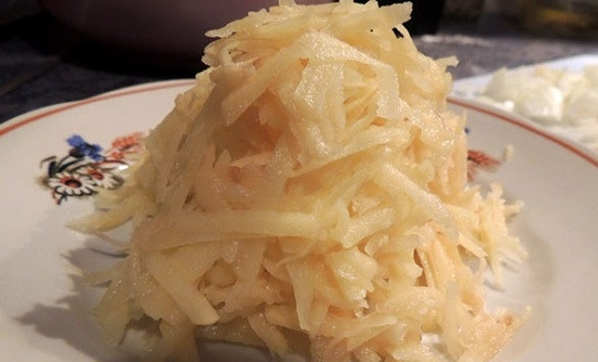 1. Этап. Заливной пирог с картофелем и сайрой: 4. Картофель очистите и натрите на терке.