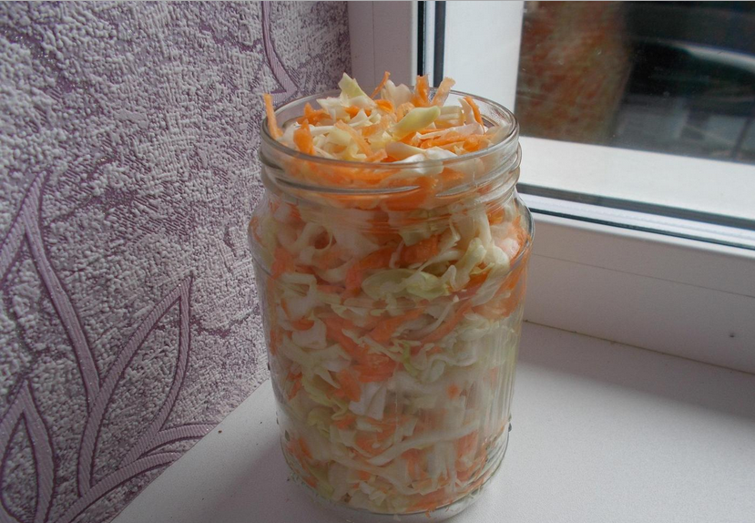 1. Этап. Маринованная ранняя капуста на зиму: 2. Перемешаем, чуть приминая капусту руками, и утрамбуем в подготовленную стерильную банку. Заливаем кипятком, оставляем на 15 минут, затем воду сливаем в кастрюлю, доводим до кипения и опять заливаем капусту.