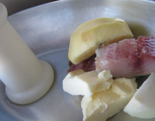 1. Этап. Форшмак: 6. Теперь все ингредиенты отправляем в блендер и начинаем измельчать. Сливочное масло должно быть мягким, поэтому предварительно достаньте его из холодильника.