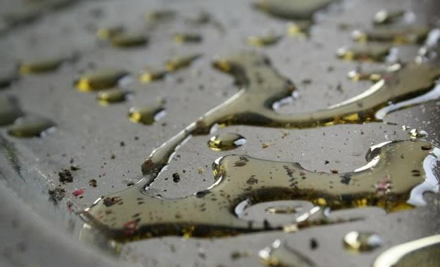 1. Этап. Рулетики из цуккини: В сковороде разогреваем масло, добавляем в масло соль и перец.