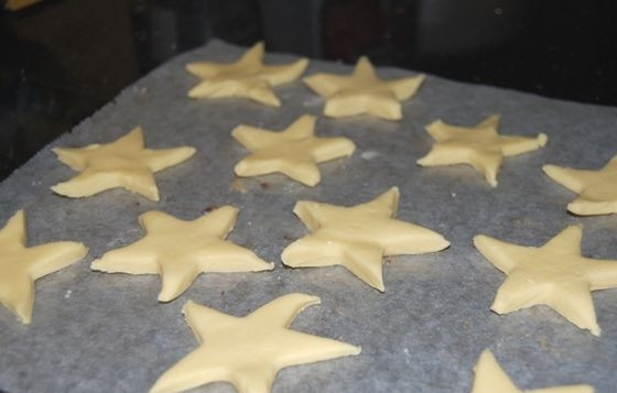 1. Этап. Песочное печенье Звездочки (пошаговый рецепт): Выпекаем печенье на протяжении 10 минут при температуре 180 градусов.