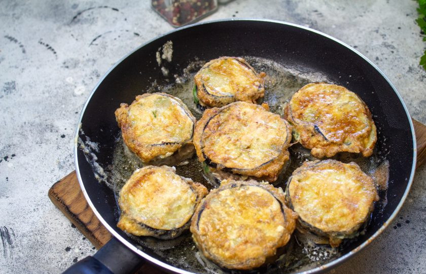 1. Этап. Баклажаны с фаршем по-китайски: Обжаривайте баклажаны в сковороде с растительным маслом при небольшом нагреве под крышкой. Я обжаривала примерно по 4-5 минут с каждой стороны. Затем переложите обжаренные баклажаны на бумажное полотенце для удаления лишнего масла.