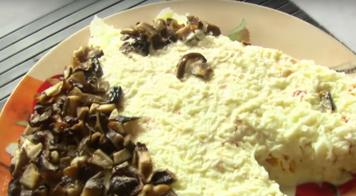 1. Этап. Салат с грибами в форме лошади: 6. Грибы обжарьте в растительном масле. Когда они остынут, выложите ими крайний слой салата: гриву, глаза и ноздри лошади.