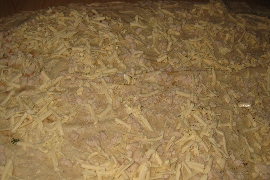 1. Этап. Рулет из лаваша с майонезом: 4. Присыпать все тертым сыром (плавленым или твердым - это по желанию). Также можно добавить свежие или маринованные овощи для пикантности.