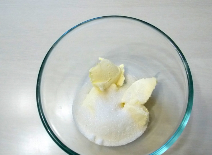 1. Этап. Песочный пирог с заливкой: Выложите в миску масло, сахар и разрыхлитель. Перетрите до однородности.