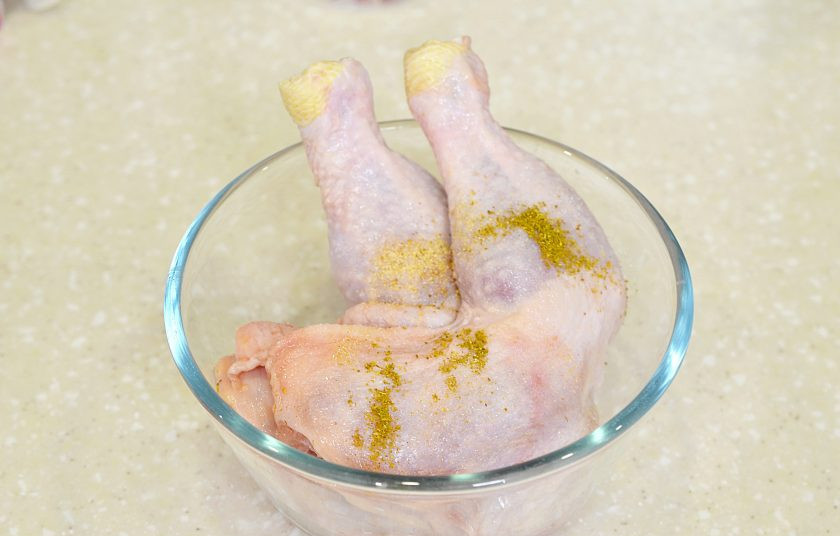 1. Этап. Окорочка в рукаве в духовке: 2. Окорочка помойте, посолите, добавьте специи и перемешайте.