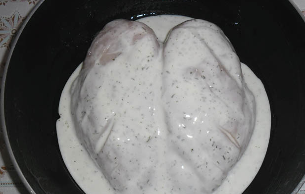 1. Этап. Диетическая куриная грудка в духовке: Сковороду смазываем маслом, кладем в нее грудку, а сверху выливаем кефирную заливку. Запекаем в духовке 40 минут при температуре 200 градусов.