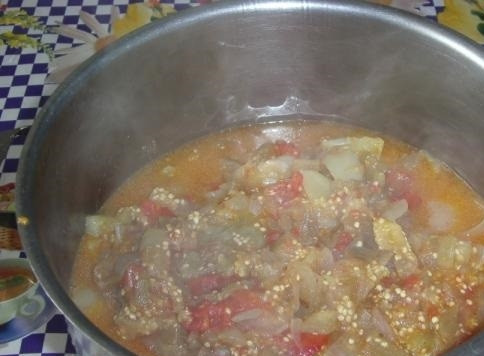 1. Этап. Салат Десятка: 5. Накрываю кастрюлю крышкой, а после закипания снимаю ее и готовлю салат 40-50 минут.