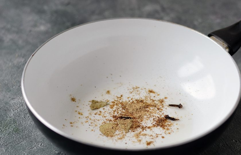 1. Этап. Соус из ревеня: В сковороде обжарьте специи с маслом пару минут.