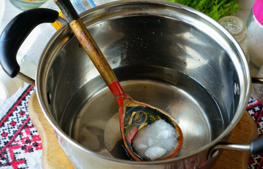 1. Этап. Соленый горький перец: Сварите маринад из воды, соли, сахар и уксуса. Вскипятите и снимите с огня.