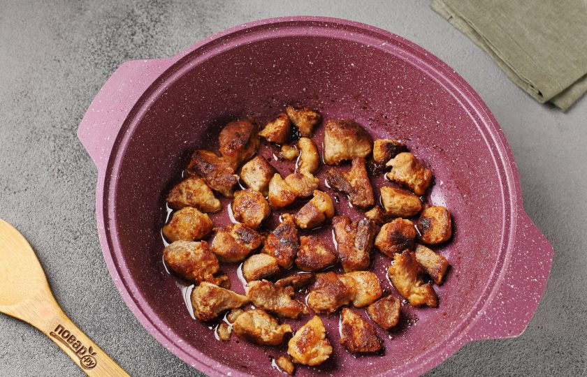 1. Этап. Плов с булгуром и жареной вермишелью: В сковороде или в любой посуде с толстым дном разогрейте оставшееся масло. Выложите нарезанное кусочками мясо и обжарьте до появления румяной корочки.