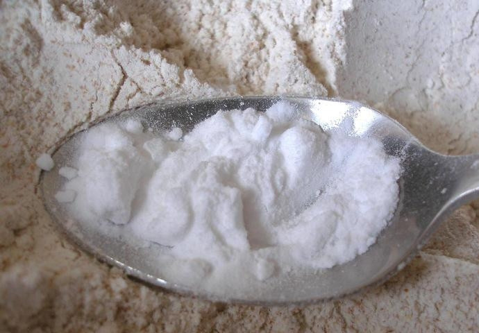 1. Этап. Здоровый хлеб: В глубокую миску всыпьте муку. Добавьте соду, гашенную лимонным соком.