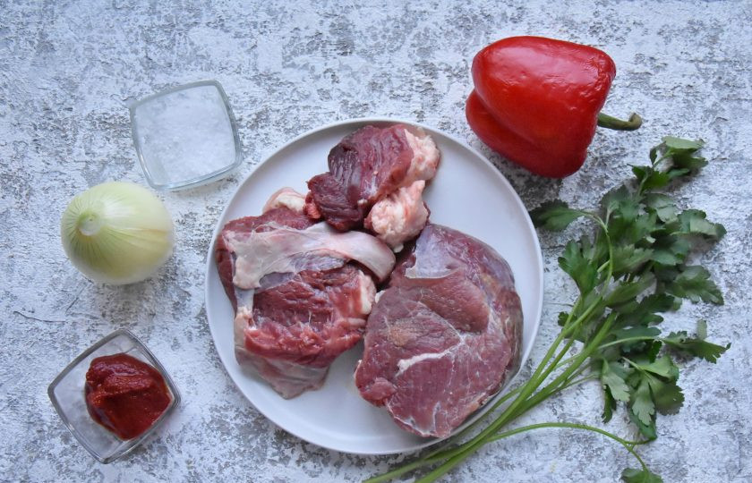 1. Этап. Лахмаджун по-турецки: Для вкусной сочной начинки советую приготовить фарш самостоятельно. Для этого возьмите кусочки говядины с жирком. Не обязательно использовать первосортную вырезку. Подойдет грудинка, пашина, костец, покромка. Подготовьте овощи и зелень. Если у вас имеются в наличии свежие сезонные томаты, можно использовать их вместо томатной пасты.