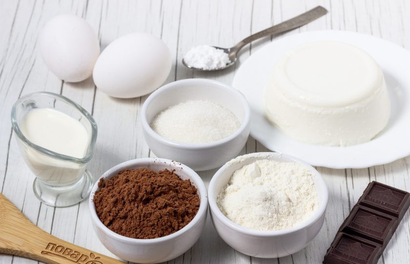 1. Этап. Шоколадный бисквитный рулет: Подготовьте все необходимые ингредиенты.