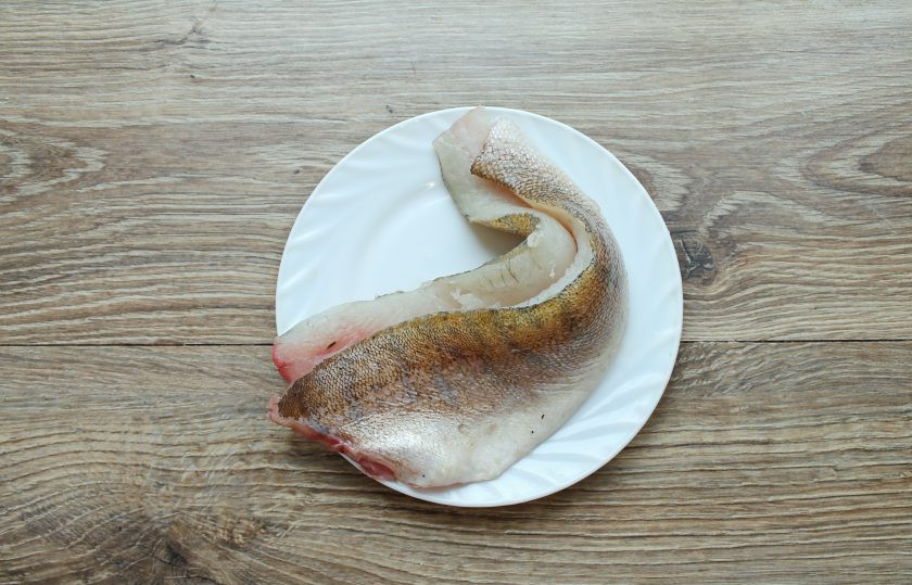 1. Этап. Котлеты из судака на пару: Сделайте из судака филе, удалите кожу и кости.