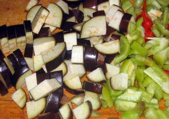 1. Этап. Баранина по-грузински: 2. Пока овощи жарятся, очистим, помоем и нарежем все остальные ингредиенты.