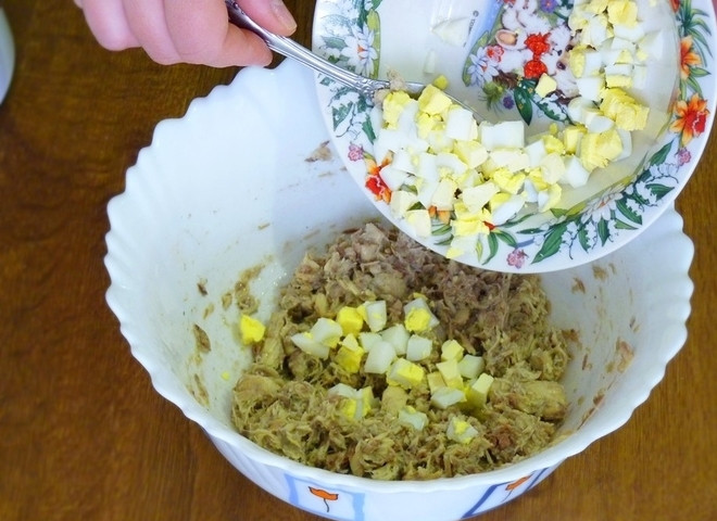 1. Этап. Заливной пирог с рыбой и яйцами: 3. Этот пирог очень вкусный с любой рыбой. Он получается очень нежным, с целью экономии можно использовать консервированную рыбу. Я решила тоже поэкспериментировать с консервами. Разминаем рыбу вилкой в отдельной емкости, удаляем все кости и добавляем вареное яйцо. Перемешиваем начинку.