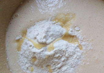 1. Этап. Манник на густой сметане в мультиварке: Добавляем муку и растопленное масло.