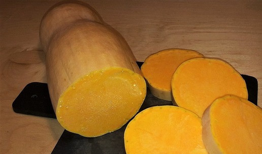 1. Этап. Закуска из тыквы, сыра и орехов: Тыкву порезать кружками (шайбами) приблизительно 1,5 см толщиной, очистить от шкурки