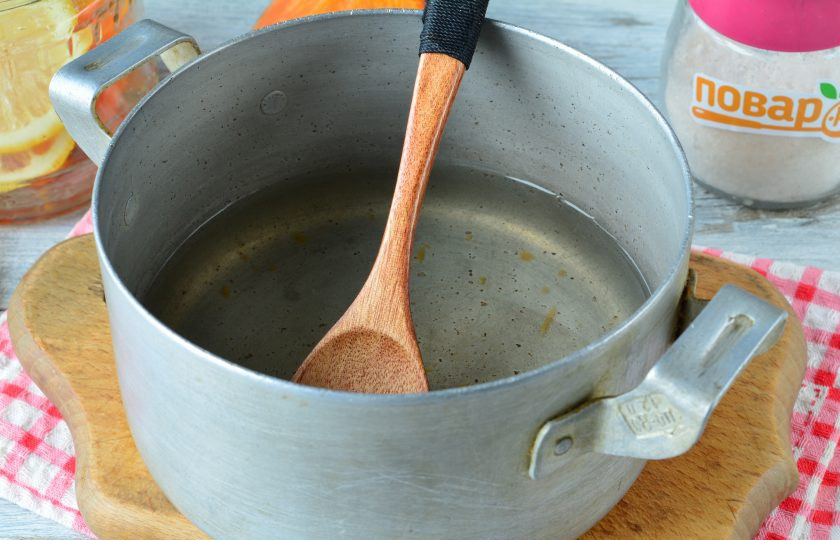 1. Этап. Компот из тыквы с лимоном: Затем сироп слейте в кастрюлю и повторно вскипятите.