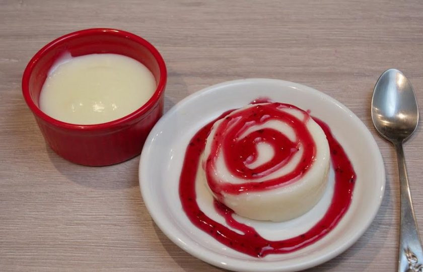 1. Этап. Пудинг классический: 7. Остудите формочки при комнатной температуре и перенесите их в холодильник для застывания. Достаточно будет 30 минут им провести в холодильнике, чтоб пудинг застыл.