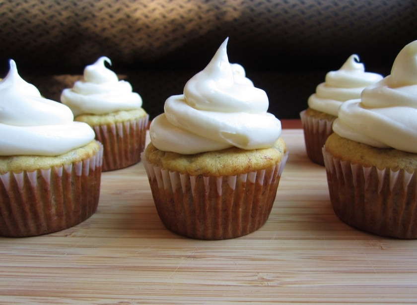 1. Этап. Банановые капкейки: Банановые капкейки выпекаются в течении 20 минут. Перед подачей на стол вы можете украсить их взбитыми сливками, как это делаю я. Приятного аппетита!