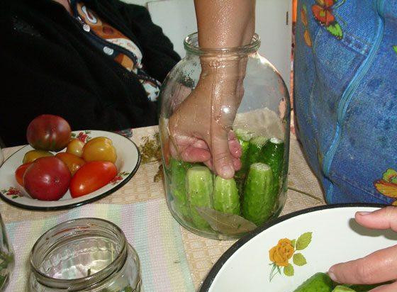 1. Этап. Консервированные огурцы: Далее плотно уложить огурцы.