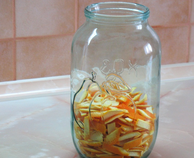 1. Этап. Самогон из апельсинов: 1. С апельсинов снимаем цедру, стараясь не захватывать белую часть, так как она дает ненужную горечь. Заливаем цедру водкой, накрываем плотным слоем марли, и на три недели отправляем настаиваться в теплом темном месте.