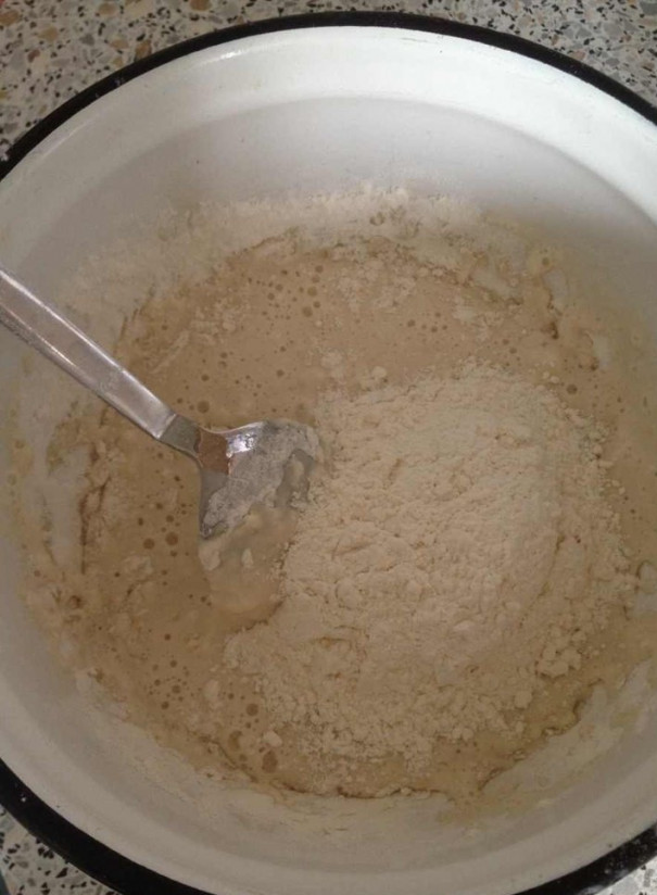 1. Этап. Хачапури с брынзой: Для начала замесите негустое тесто.