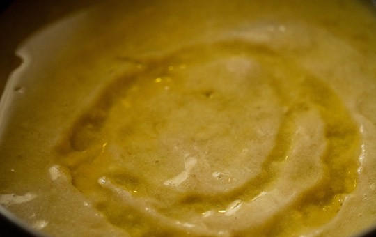 1. Этап. Маффины без яиц: 5. Влейте растительное масло. Использовать в этом простом рецепте маффинов без яиц можно любое масло без сильного запаха.