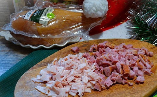 1. Этап. Салат Новогодняя ярмарка: Так же кубиком нарезать копчёную голень и ветчину.