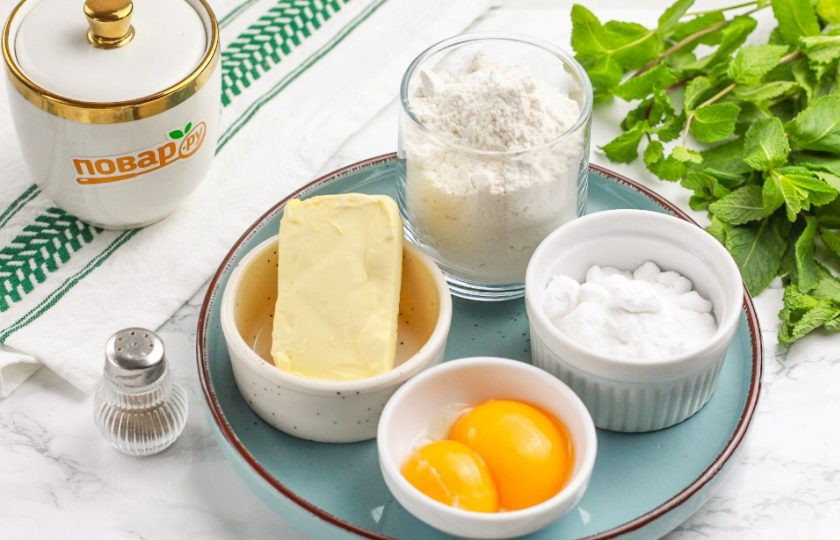 1. Этап. Домашнее печенье: Подготовьте указанные ингредиенты. Сливочное масло заранее извлеките и холодильника, чтобы оно было мягким. Если захотите приготовить шоколадное печенье, то дополнительно добавьте в список ингредиентов 1 ст.л. какао-порошка.