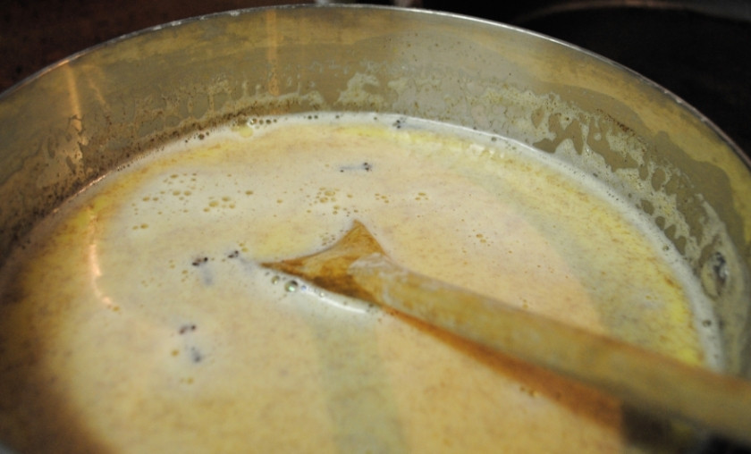 1. Этап. Эгг-ног: Потом уберите массу с огня, влейте ром, добавьте взбитые сливки и 2 ч. л. ванильного экстракта, а также мускатный орех. Дайте остыть и отправьте в холодильник на ночь.