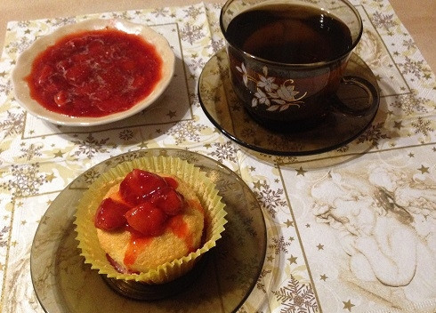 1. Этап. Ангельский капкейк: 11. Подаем капкейки, полив их ягодным соусом.