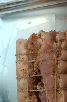 1. Этап. Грудинка запеченная в духовке: Складываем куски грудинки друг к другу шкуркой снаружи и обвязываем шпагатом.