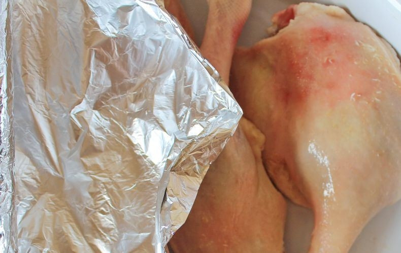 1. Этап. Утка по-пекински (простой рецепт): Спустя сутки достаньте из холодильника ножки, обдайте их кипятком, чтобы смыть соль. Затем выложите ножки в жаропрочную форму и запекайте в духовке при температуре двести двадцать градусов, накрыв фольгой, тридцать минут.