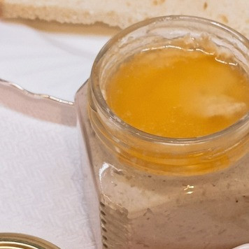 1. Этап. Яблочно-сливочный паштет из индейки: Если хотите кого-нибудь угостить или взять с собой на работу, залейте паштет растопленным сливочным маслом. Хранить в холодильнике закрытым.