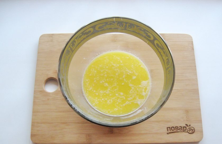 1. Этап. Хлеб с вялеными помидорами: Добавьте растопленное сливочное масло.