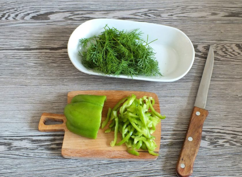 1. Этап. Мини-пиццы из баранок: Болгарский перец нарежьте соломкой. Укроп нарежьте помельче.