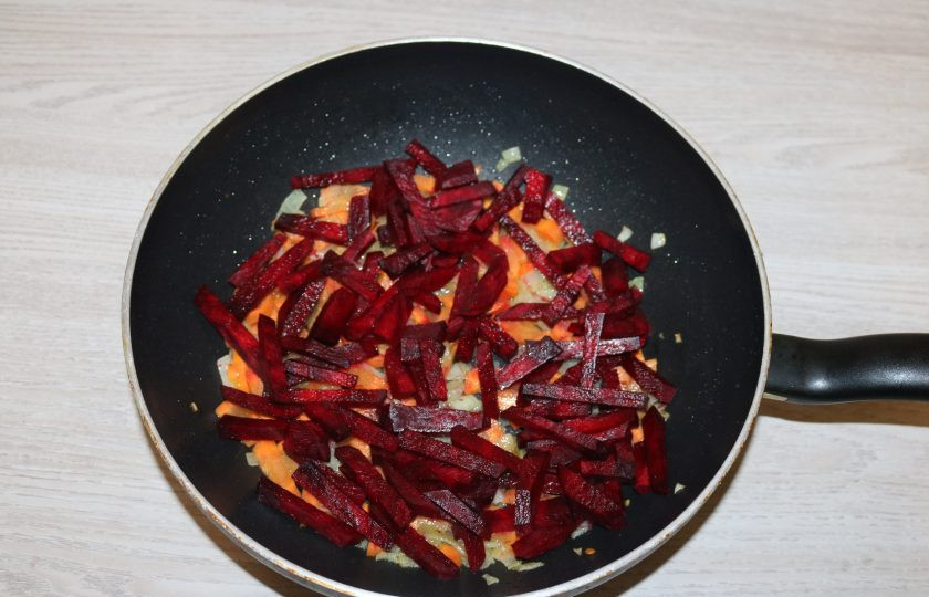 1. Этап. Борщ с морской капустой: Затем добавьте свеклу.