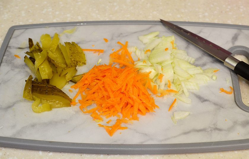 1. Этап. Салат из фасоли с соленым огурцом: Лук, морковь и огурец нарежьте соломкой.