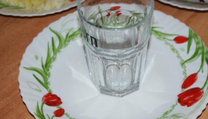 1. Этап. Салат Гранатовый браслет рецепт классический: По центру тарелки, в которую будем 