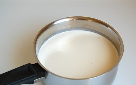 1. Этап. Торт Царский: Затем необходимо растворить желатин в холодной воде в течение 10 минут. Затем в кастрюлю добавляем молоко сливочный крем и сахар. Доводим до кипения.