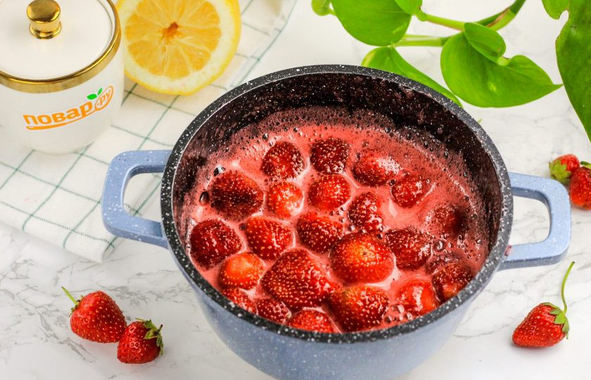 1. Этап. ПП варенье из клубники: Поместите емкость на плиту и доведите до кипения примерно 8-10 минут, чтобы все ягоды выпустили сок. Затем проварите еще 5-6 минут и выключите нагрев. Остудите на холоде примерно 1 час.