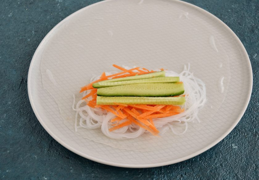 1. Этап. Весенние роллы: Сверху выложите фунчозу и овощи.