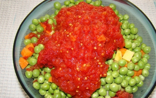 1. Этап. Кебаб в пергаменте: Туда же добавляем томатный сок или измельченные на мясорубке помидоры. Можно использовать домашний томатный сок.