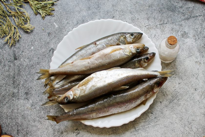 1. Этап. Корюшка на мангале: Рыбку посолите и перемешайте, чтобы каждой досталось.