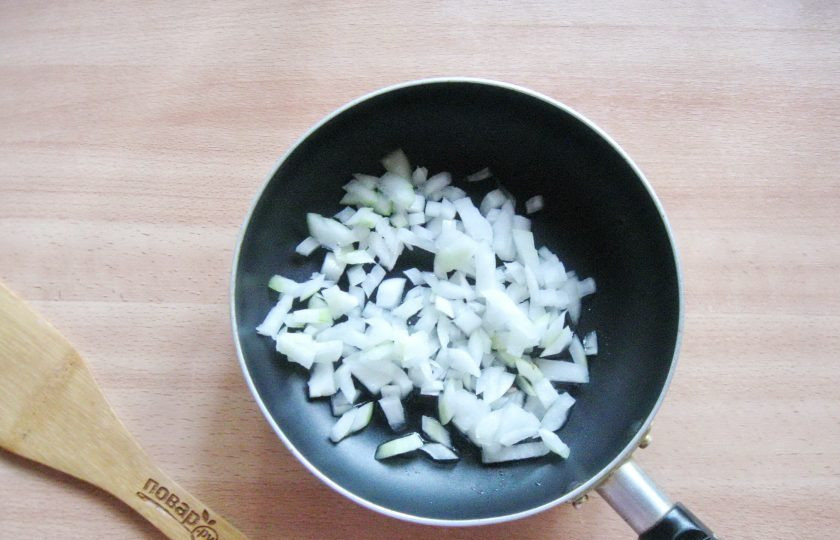 1. Этап. Паштет из баклажанов с грибами: Репчатый лук очистите, помойте и мелко нарежьте. Выложите в сковороду.