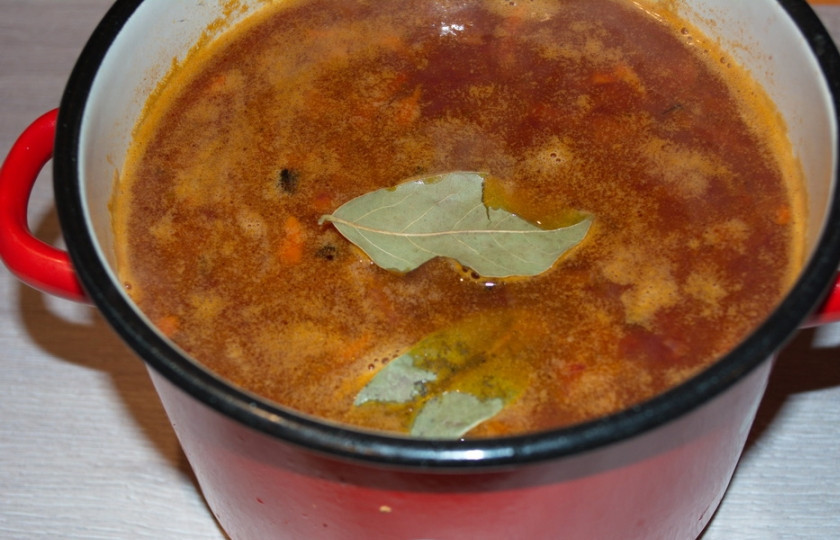 1. Этап. Свекольник постный: 7. Когда зажарка будет готова, добавьте ее в кастрюлю к картофельному отвару. Приправьте, посолите и поперчите.