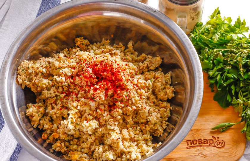 1. Этап. Пхали из капусты по-грузински: Добавьте молотый острый перец и аккуратно все перемешайте.